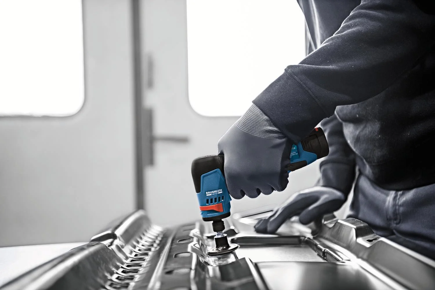 Bosch GWG12V-20SB23, 1/4" Right Angle Die Grinder Kit with 2x 3Ah Batteries - Image 6