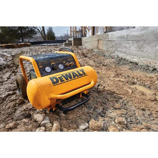 DEWALT D55146, 1.6 HP Continuous, 200 PSI, 4.5 Gallon Compressor - Image 3