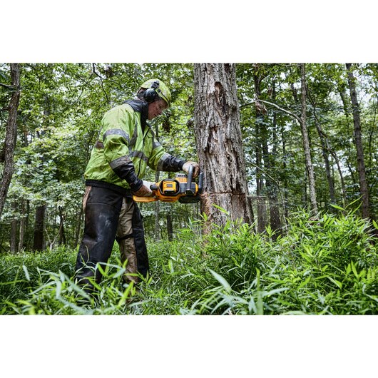 DEWALT DCCS677Z1, FLEXVOLT™ 60V MAX* BRUSHLESS 20" CHAINSAW KIT (15AH) - Image 3