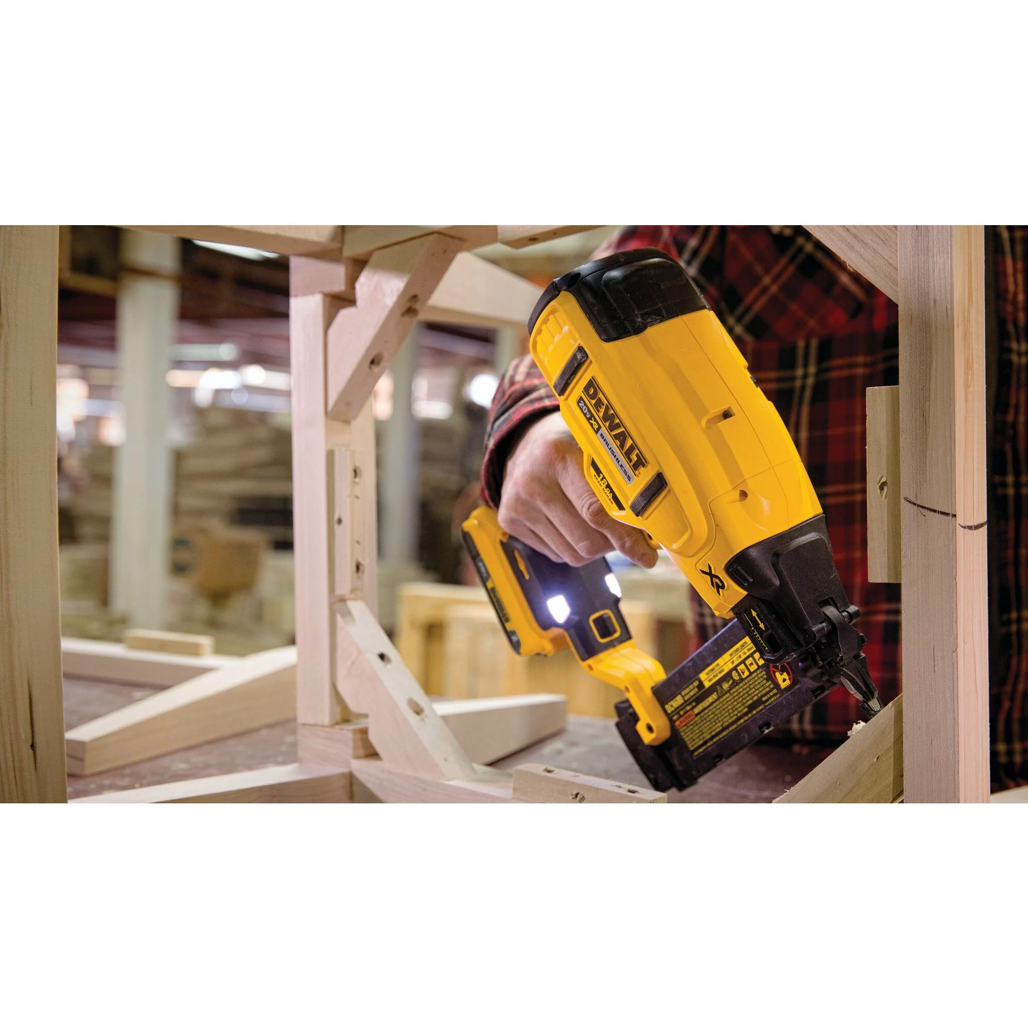 DEWALT DCN680D1, 20V MAX XR 18 Ga Cordless Brad Nailer Kit - Image 2