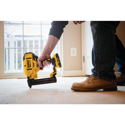 DEWALT DCN681D1, 20V MAX XR 18 Ga Cordless Narrow Crown Stapler Kit - Image 4