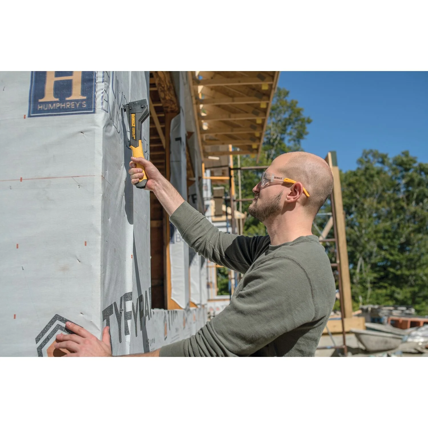 DEWALT DWHT75900, Carbon Fiber Composite Hammer Tacker - Image 3