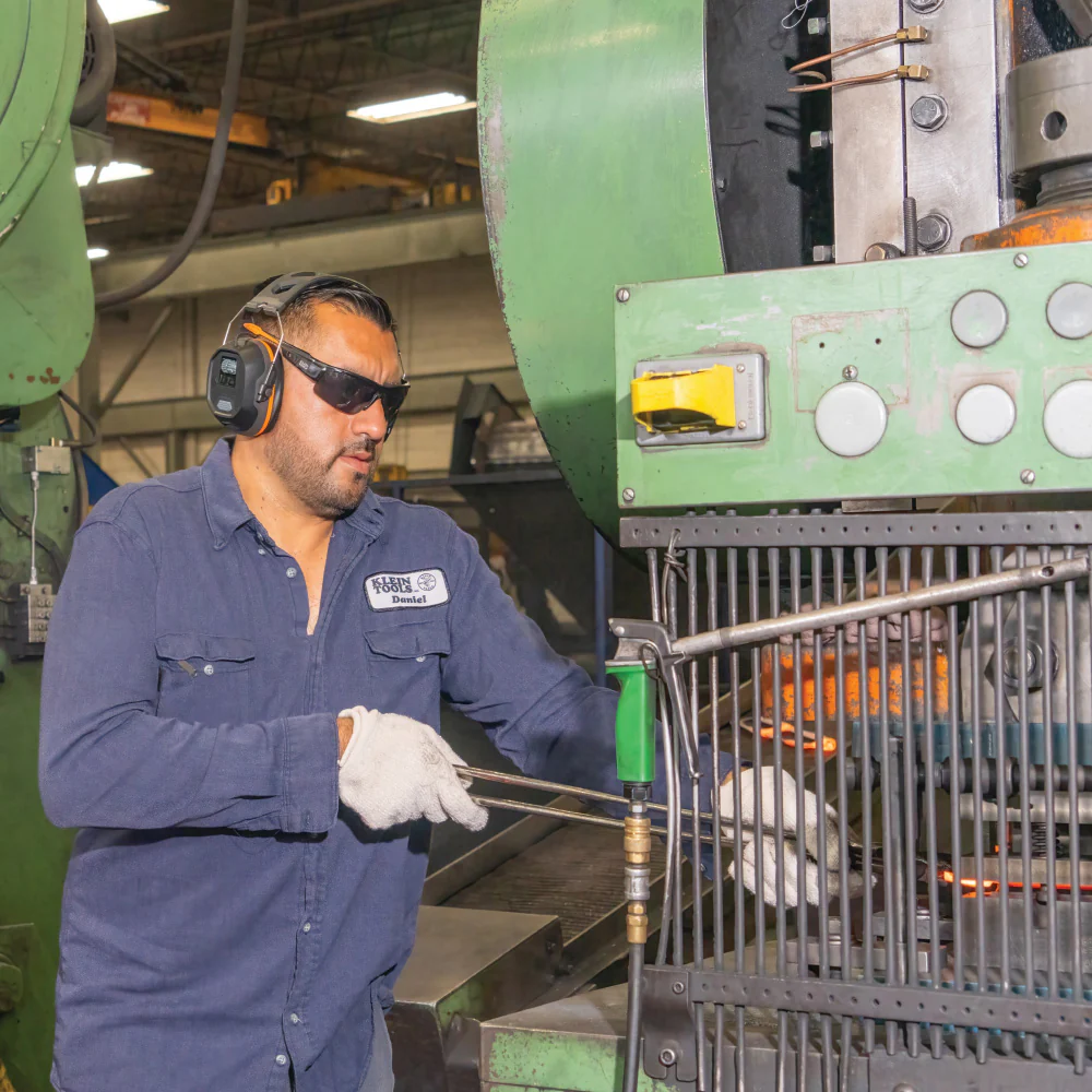 Klein Tools AESEM1S, Situational Awareness Bluetooth® Earmuffs - Image 8
