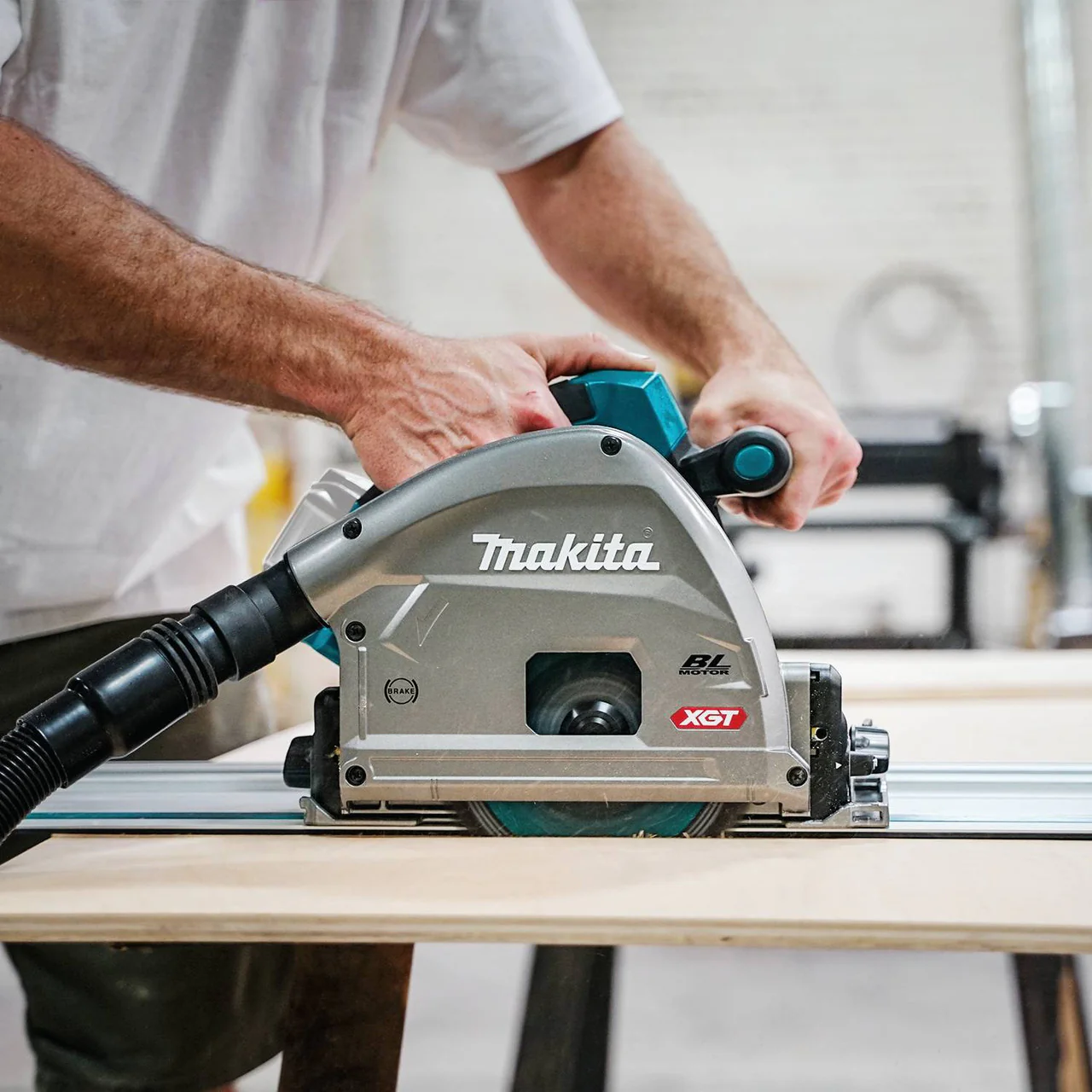 Makita SP001GZ05, 40V MAX XGT Li-Ion BL 6-1/2" Plunge Cut Circular Saw with Brushless Motor, AWS, and 55" Guide Rail - Image 3