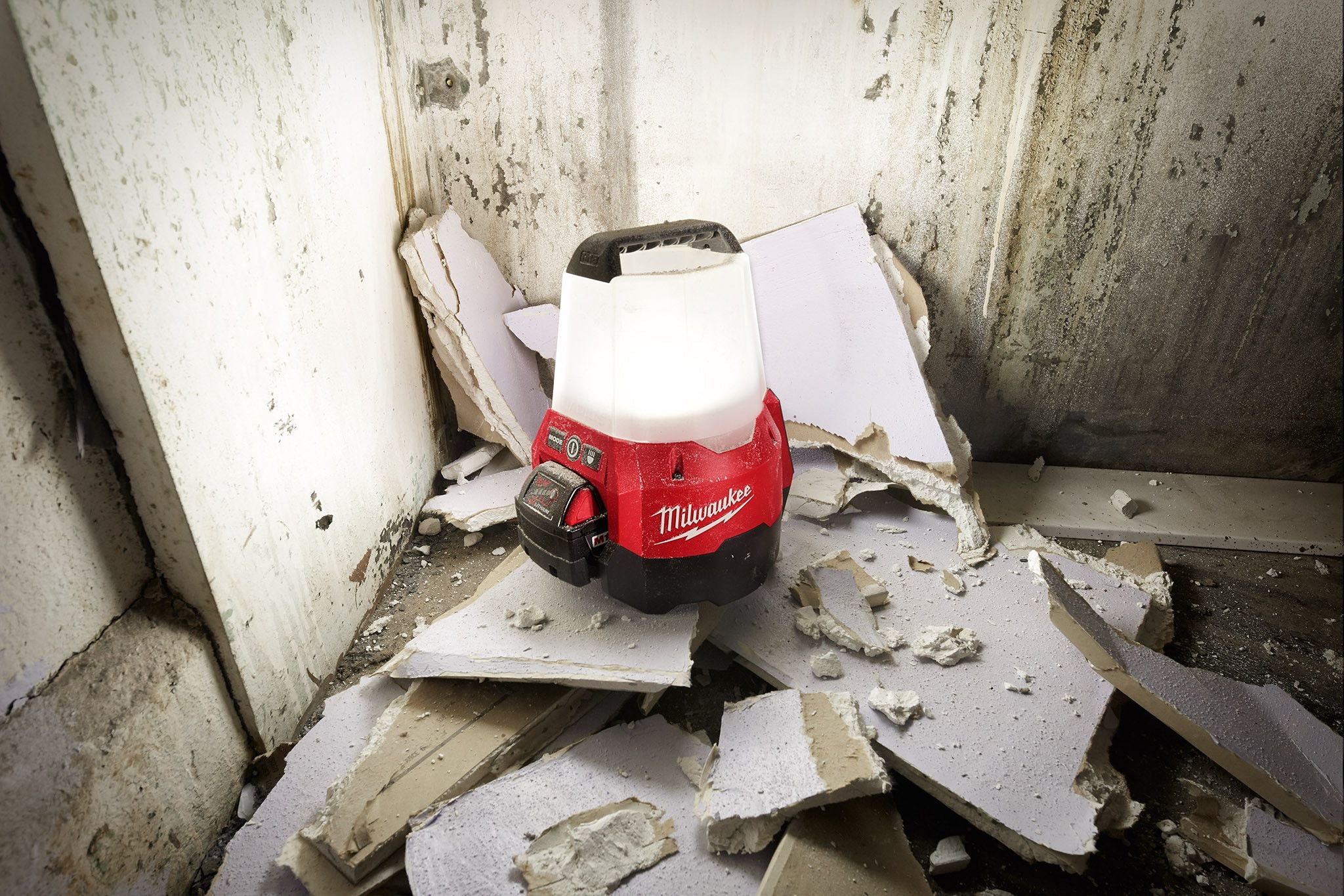 Milwaukee 2144-20, M18 Radius LED Compact Site Light w/Flood Mode - Image 2