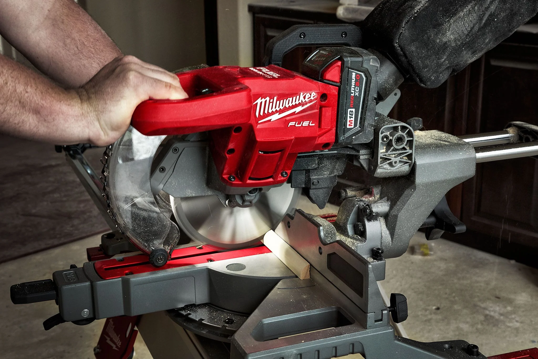 Milwaukee 2733-21, M18 FUEL 7-1/4" Dual Bevel Sliding Compound Miter Saw Kit (5.0 Ah) - Image 5