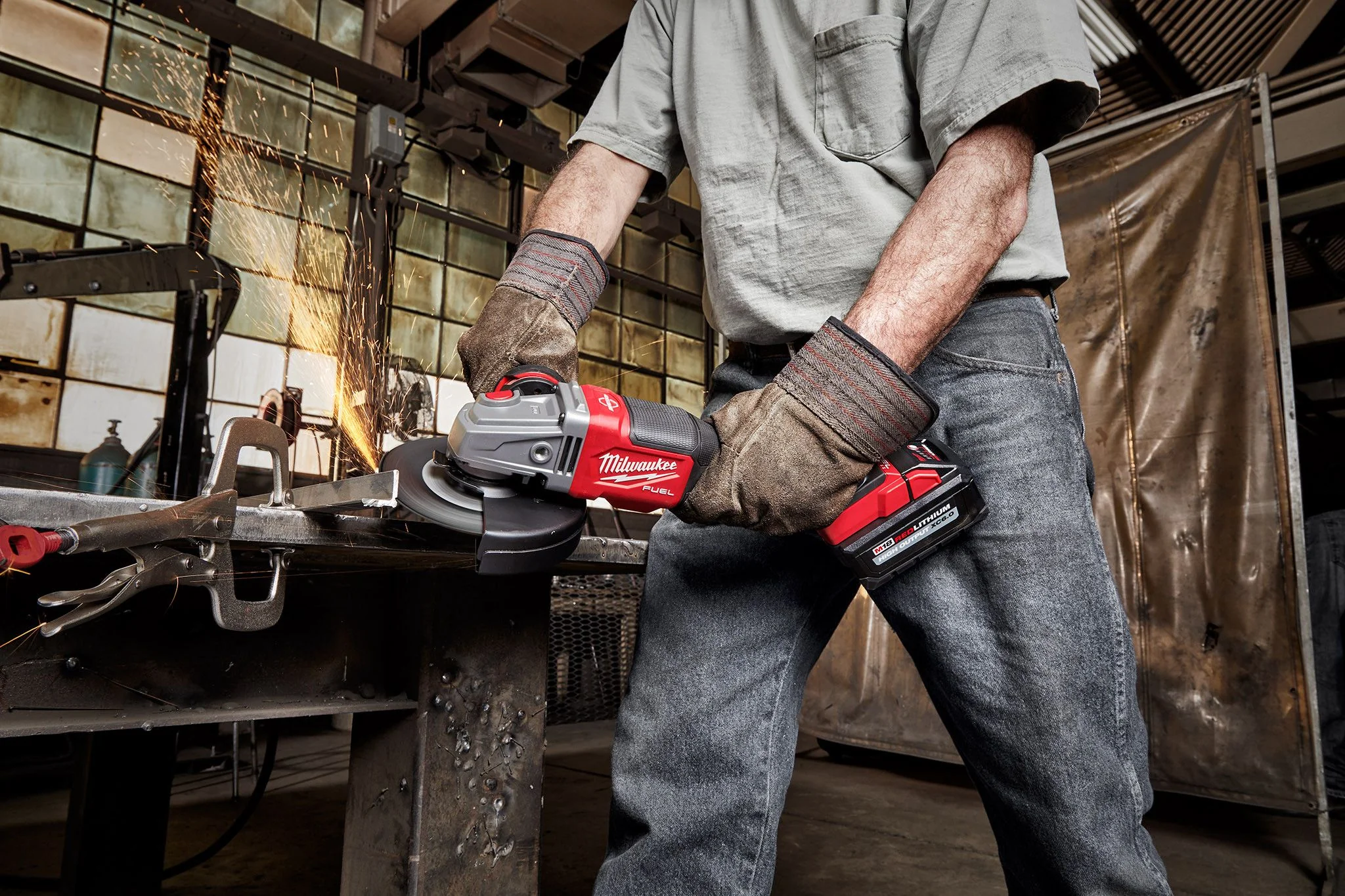 Milwaukee 2980-22, M18 FUEL 4-1/2" - 6" Braking Grinder Paddle Switch, No-Lock Kit (2 Batt) - Image 6