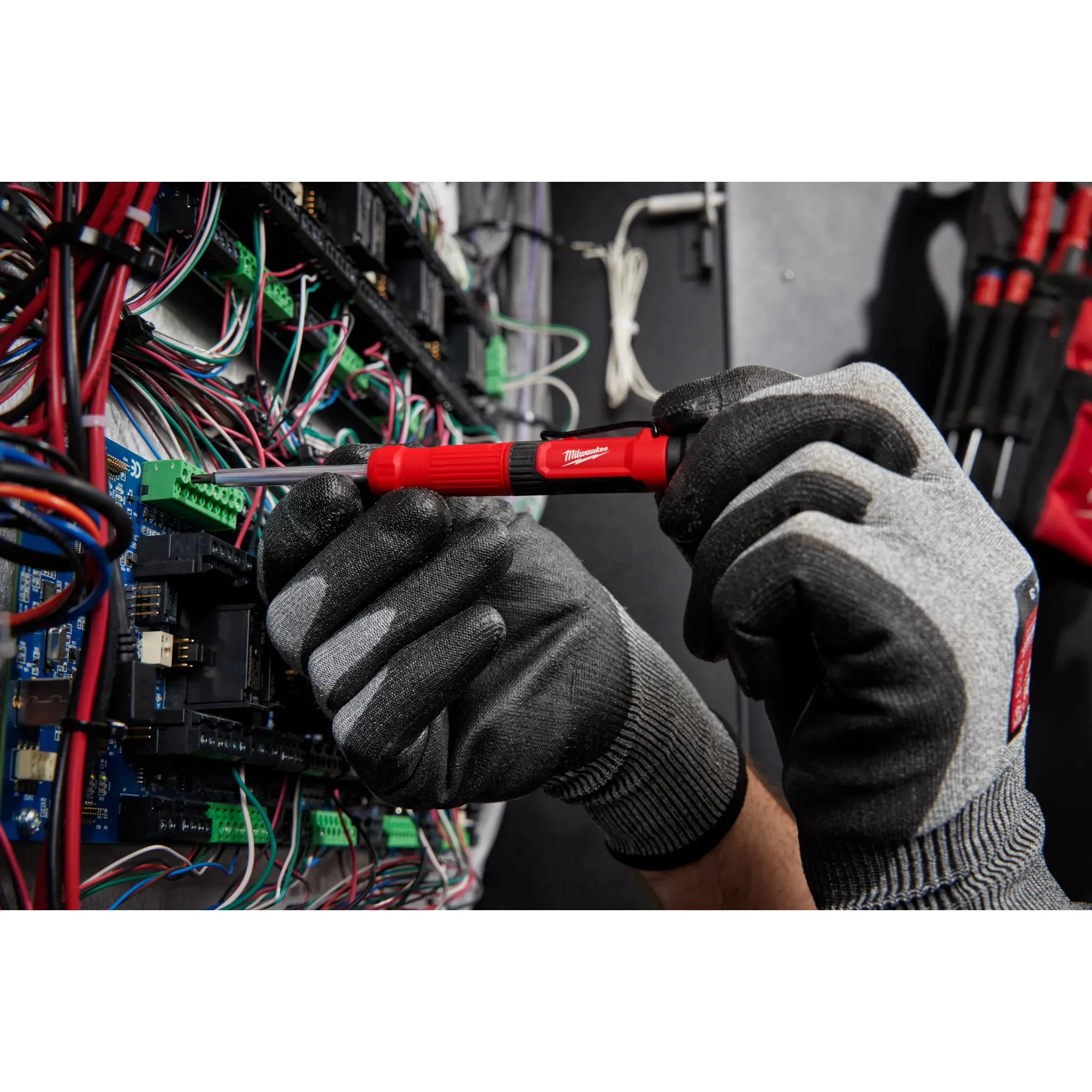 Milwaukee 48-22-2932, 4-in-1 Pocket Precision Multi-Bit Screwdriver - Image 5