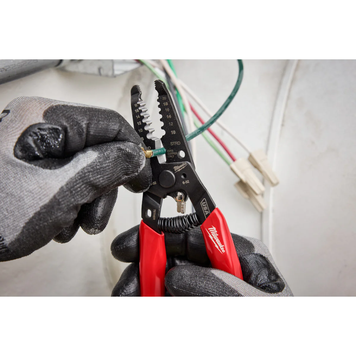 Milwaukee MT702, 8-20 AWG Dipped Grip Wire Stripper & Cutter (USA) - Image 7
